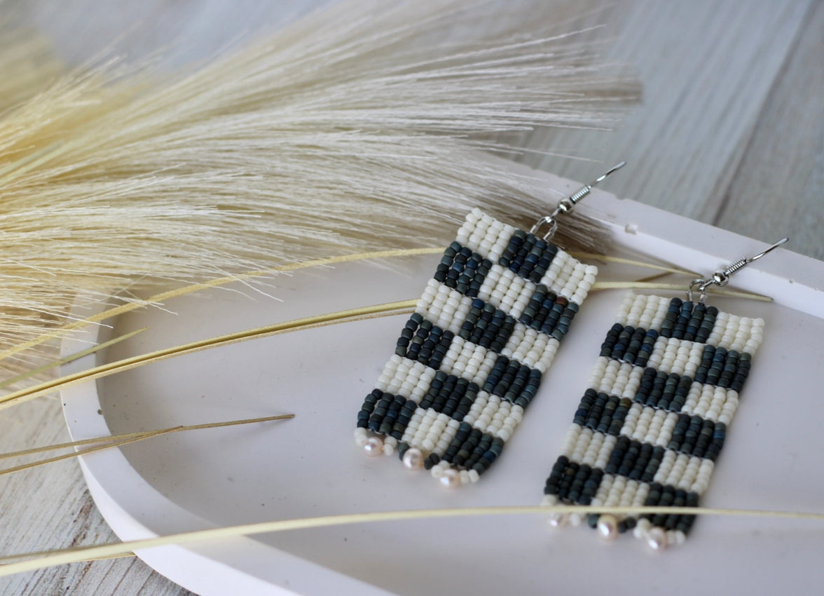Nov22 no.18 checkered beaded earrings